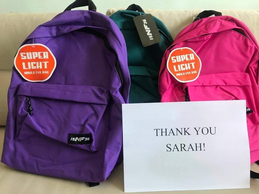 16 vjeçarja Sarah Aliolli dhuron 100 çanta për bashkëmoshatarët e saj.