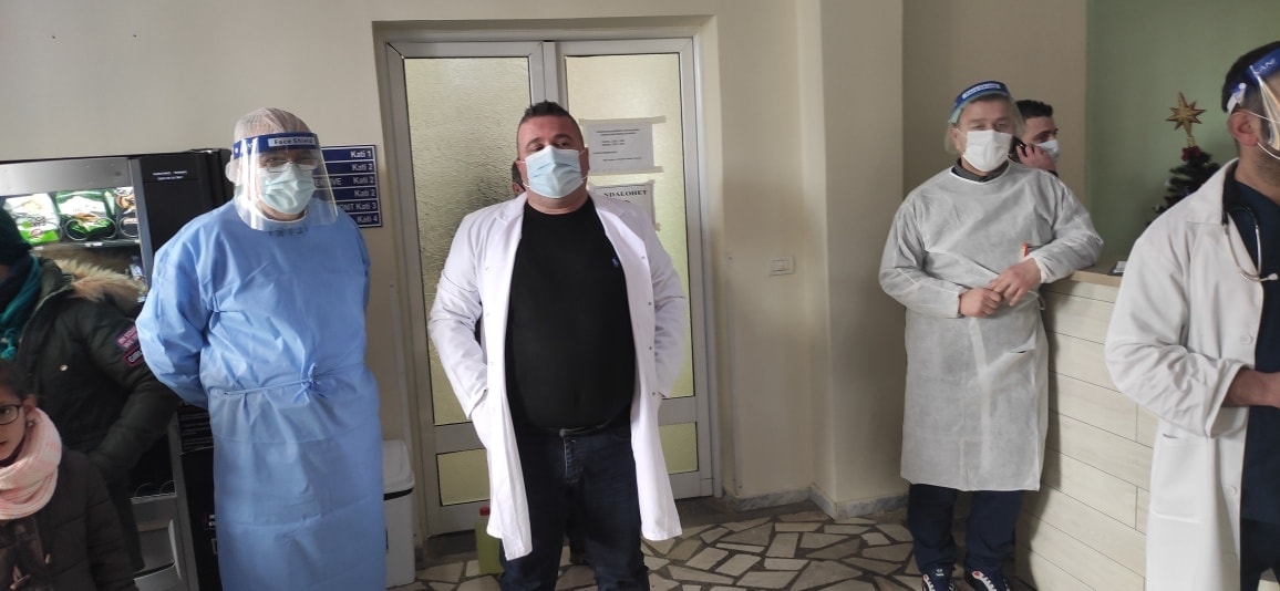 Ilir Xhakolli falenderon bluzat e bardha per betejen shendetesore kunder Covid19