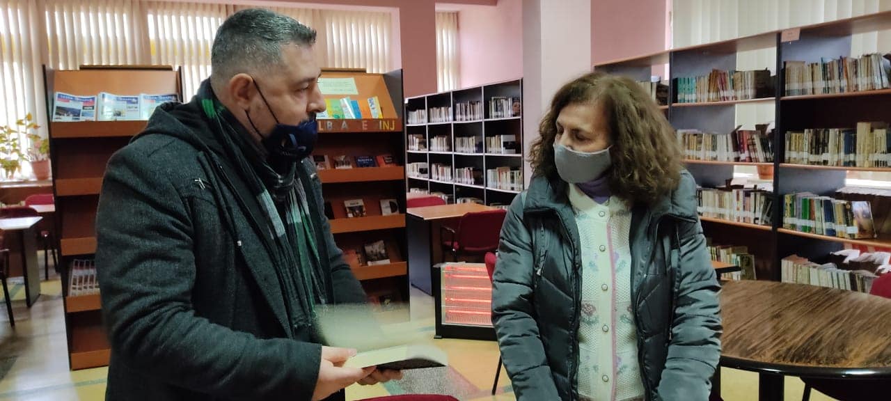 Ambasada e Izraelit dhuron libra per Biblioteken e Pogradecit
