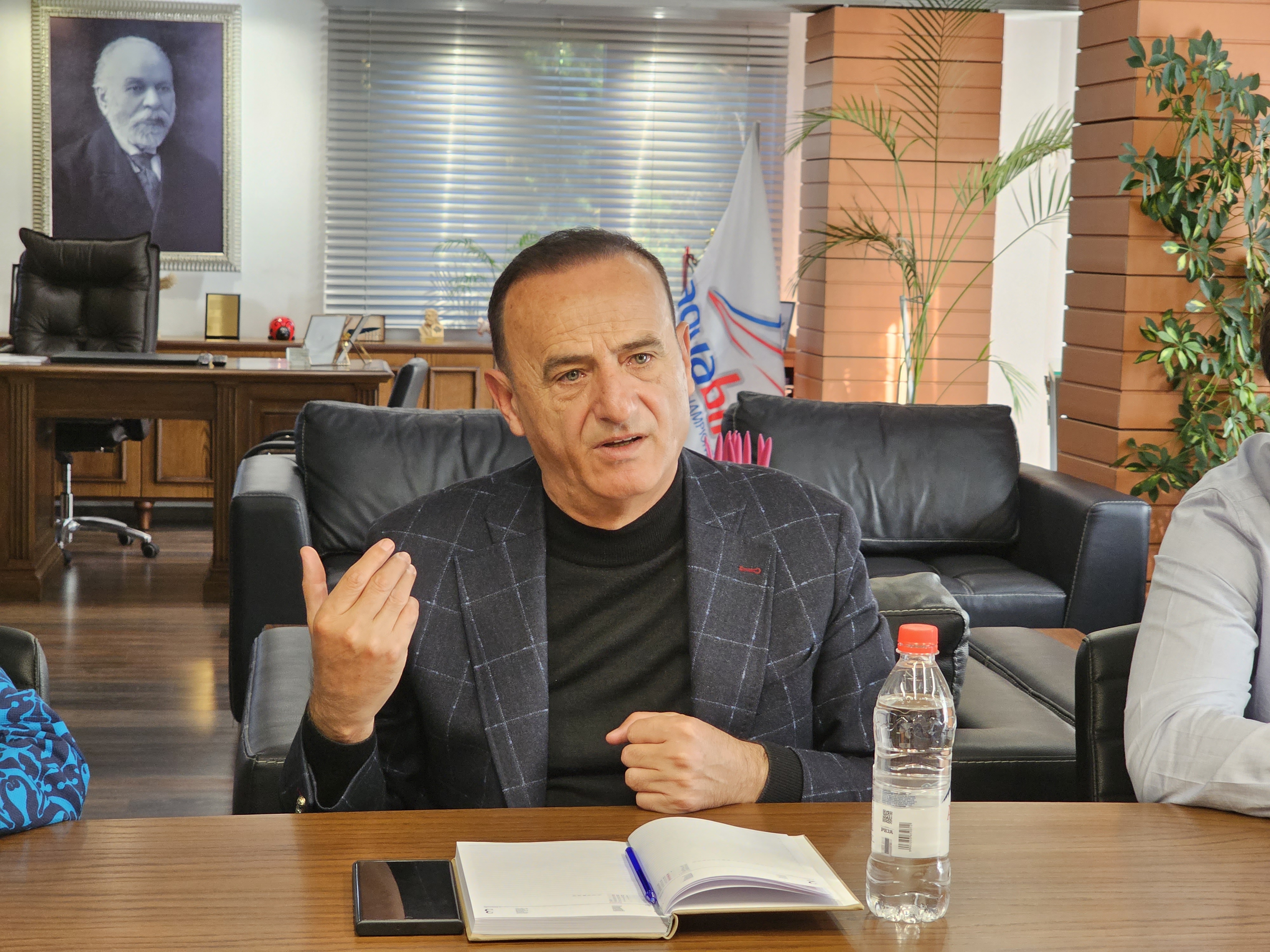Kryetari Ilir Xhakolli pret në diskutim Ministrat Niko Peleshi dhe Arbjan Mazniku