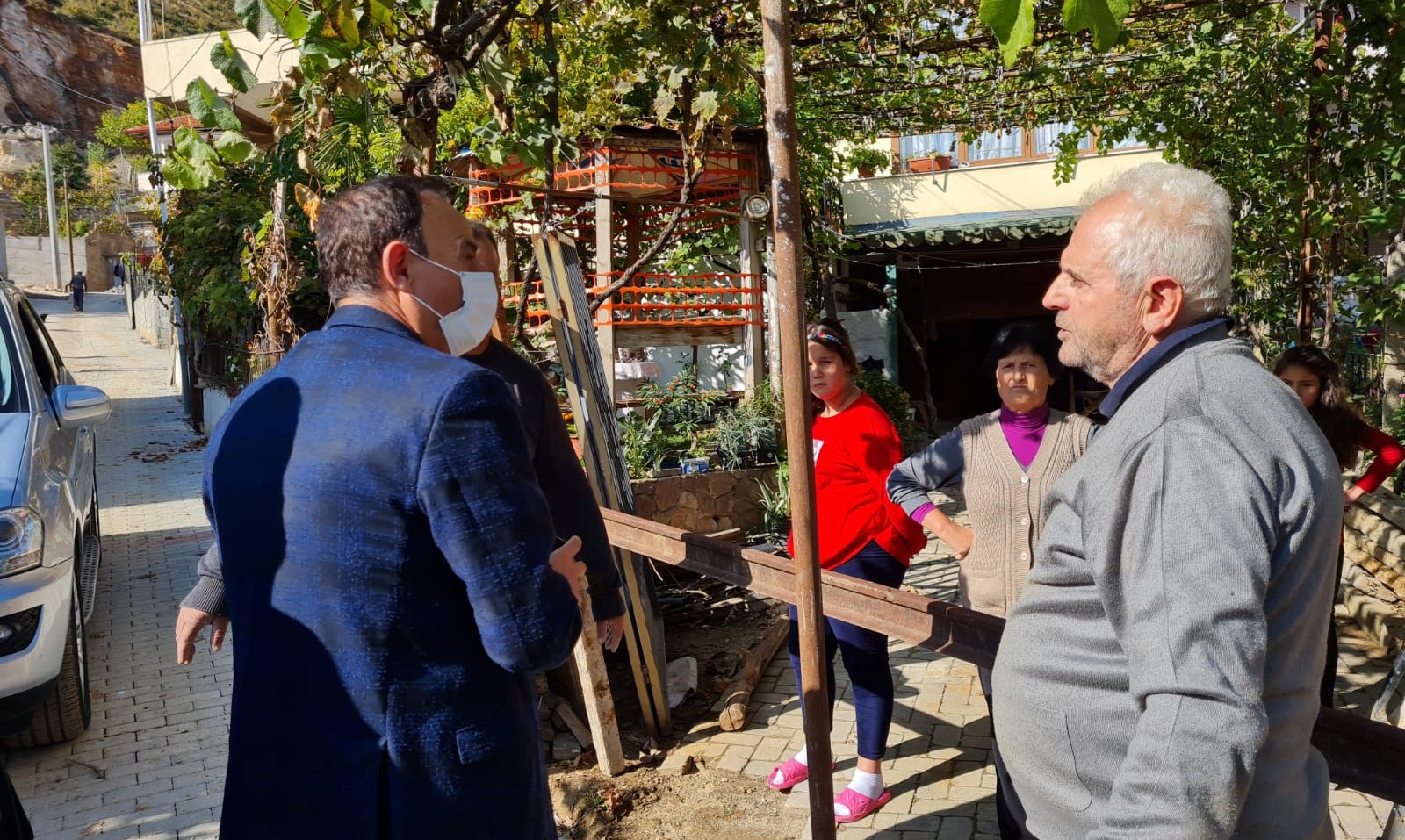 Kryetari i Bashkisë Ilir Xhakolli inspekton punimet për rikonstruksionin e lagjes 