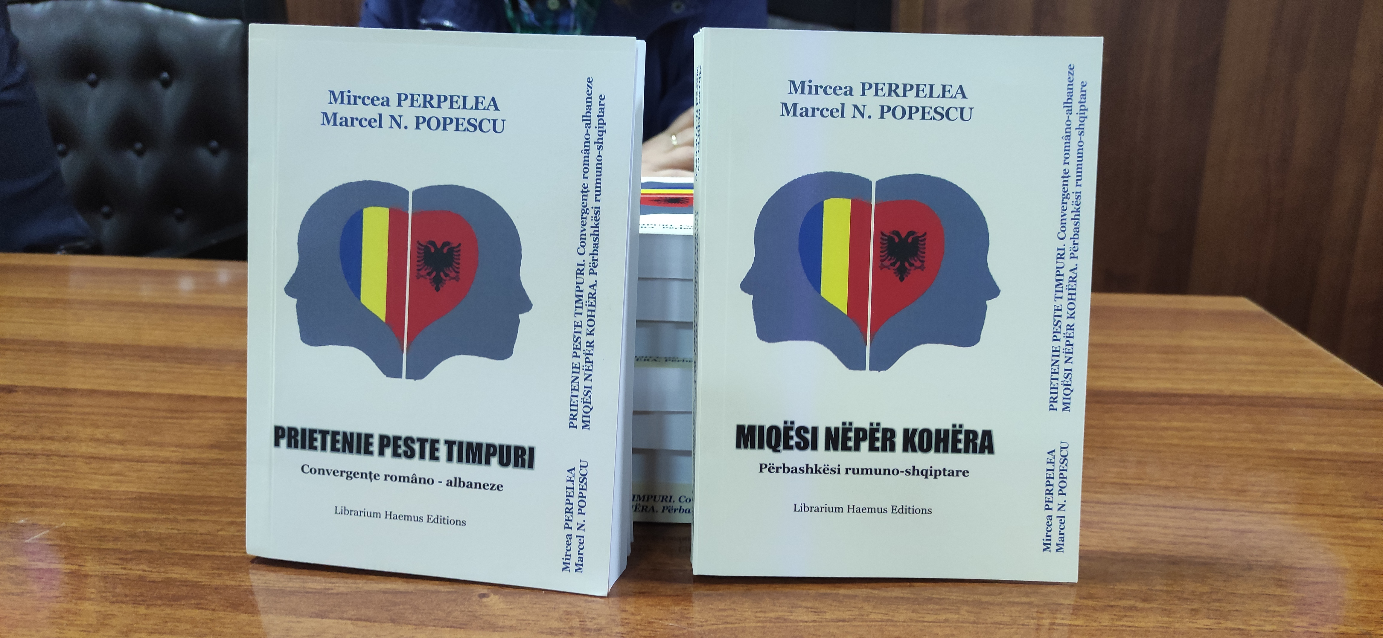 Amabasadori Rumun viziton dhe promovon librin në Pogradec