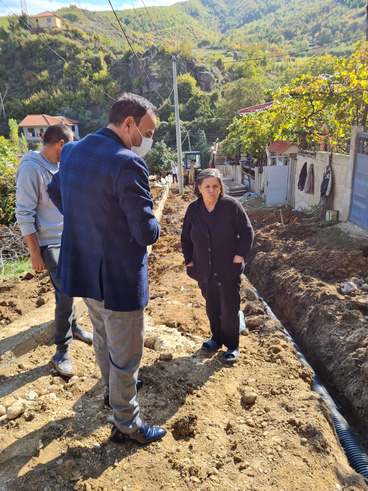 Kryetari i Bashkisë Ilir Xhakolli inspekton punimet për rikonstruksionin e lagjes 