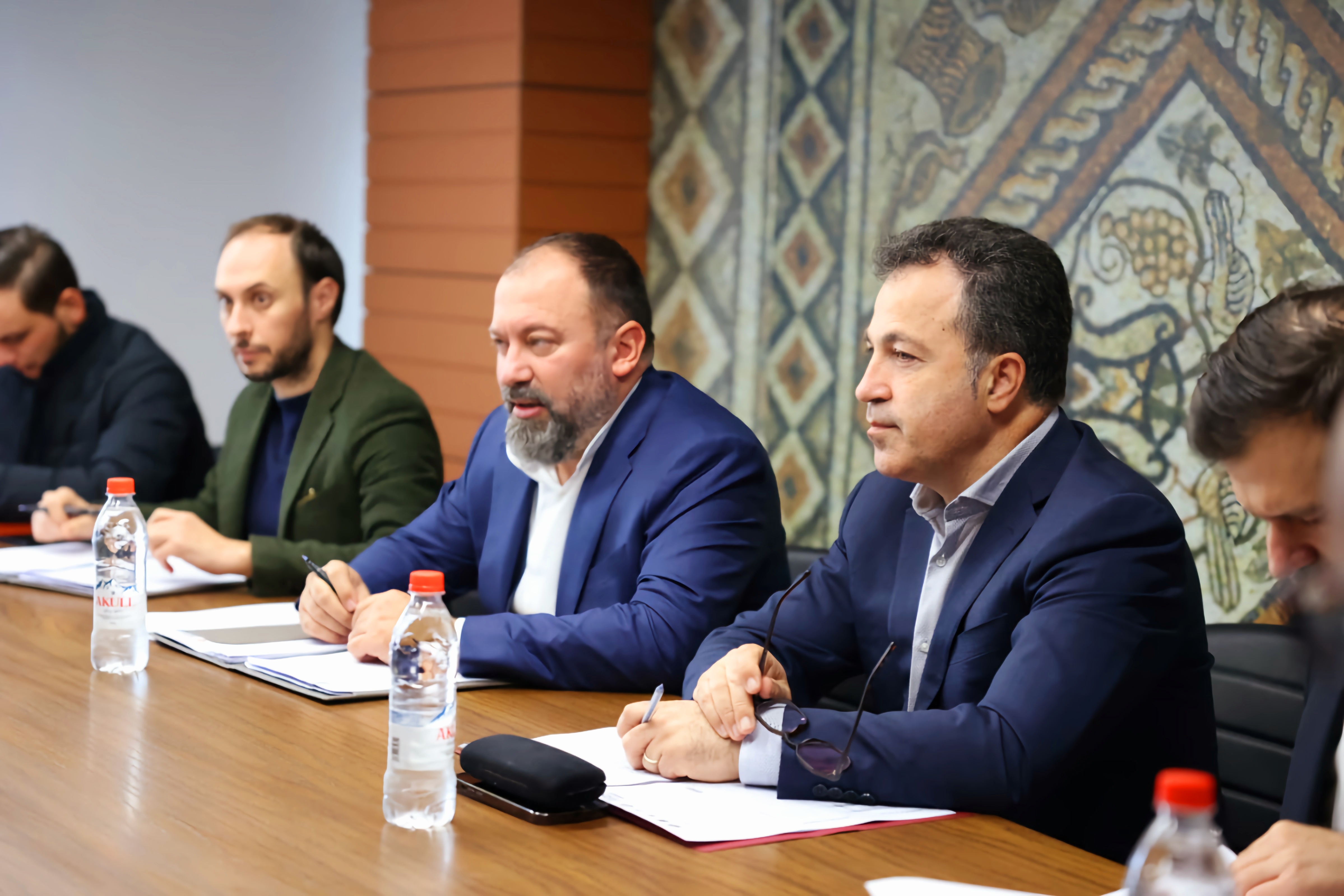 Kryetari Ilir Xhakolli pret në diskutim Ministrat Niko Peleshi dhe Arbjan Mazniku