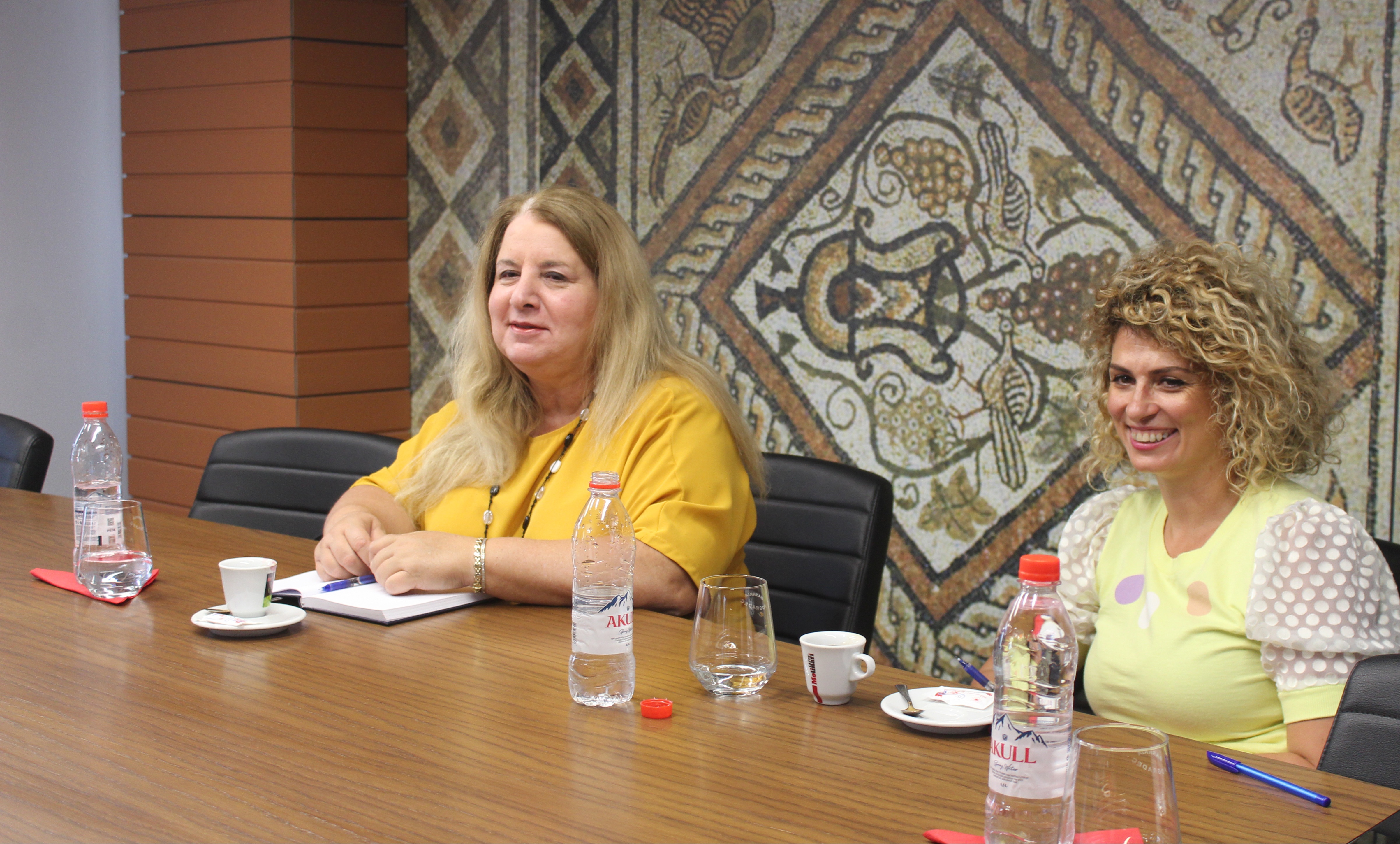 Ambasadorja e Izraelit viziton Bashkinë Pogradec, garanton mbështetje
